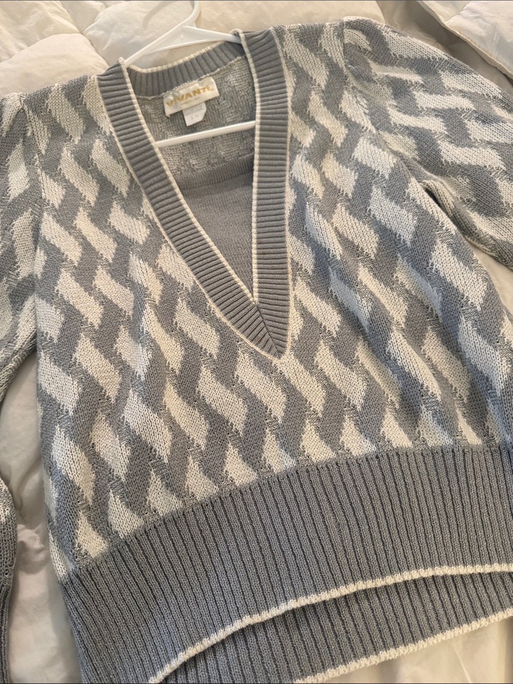 Vintage Vivanti Gray and White Houndstooth V-Neck knit Sweater